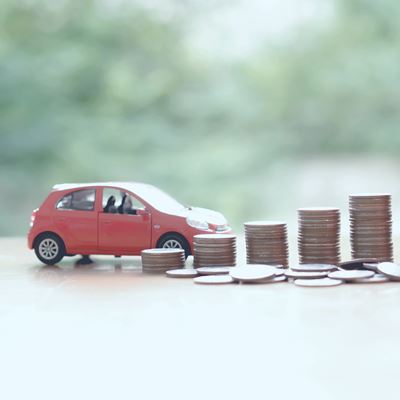 Legetøjsbil og stakke af mønter