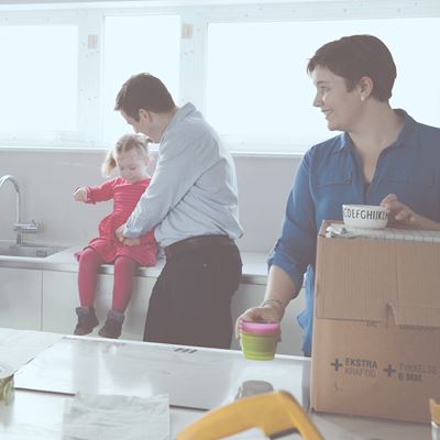 Familie i nyt køkken med flyttekasse
