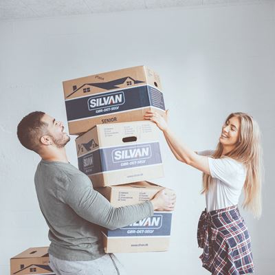 Et ungt par flytter sammen