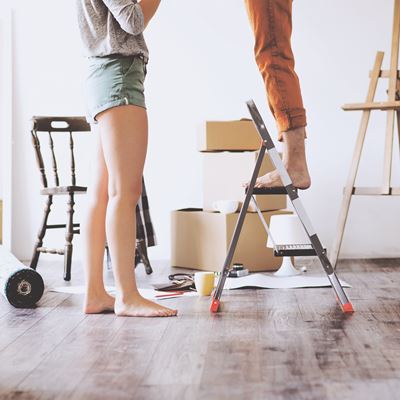 Et ungt par er ved at renovere lejlighed