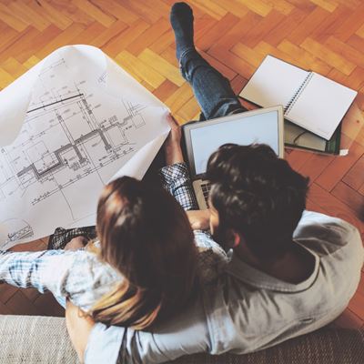 Et par ser på tegninger af deres ombygningsplaner