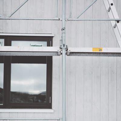 Stillads foran nybyggeri