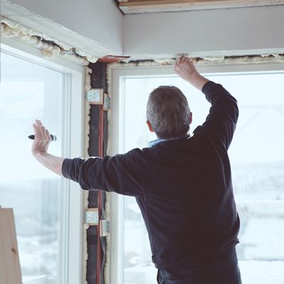 En håndværker ordner vinduer.