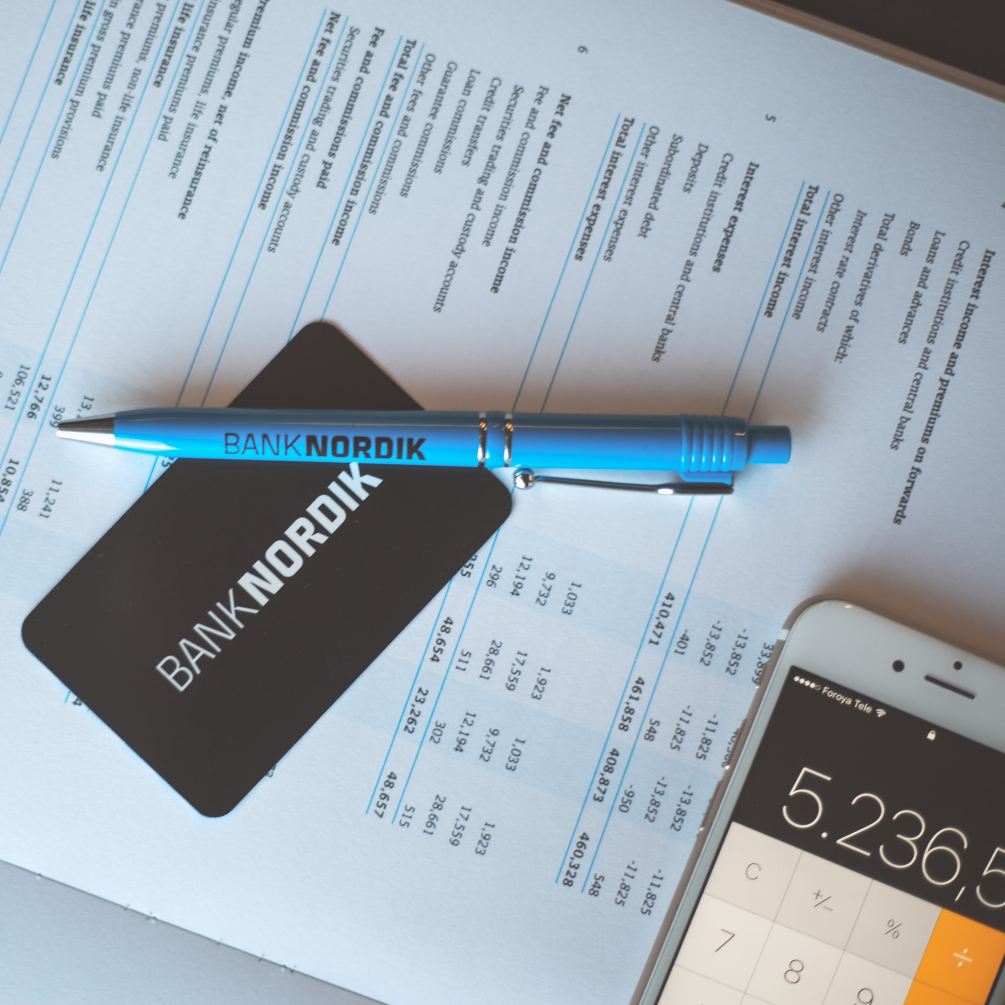 Regnskab med kuglepen, logokort og regnemaskine
