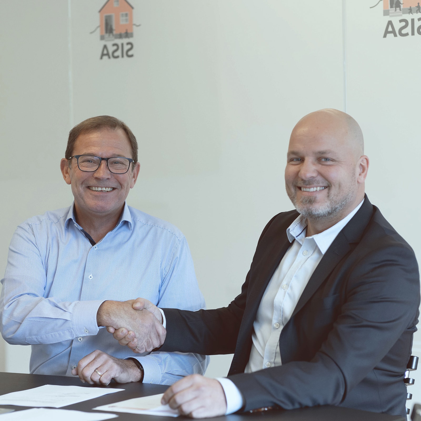 Michael Linfos fra Sisa sammen med privatkundedirektør René Sørensen