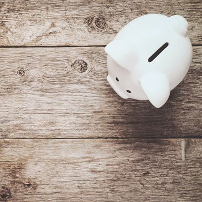 En sparegris står på et træbord