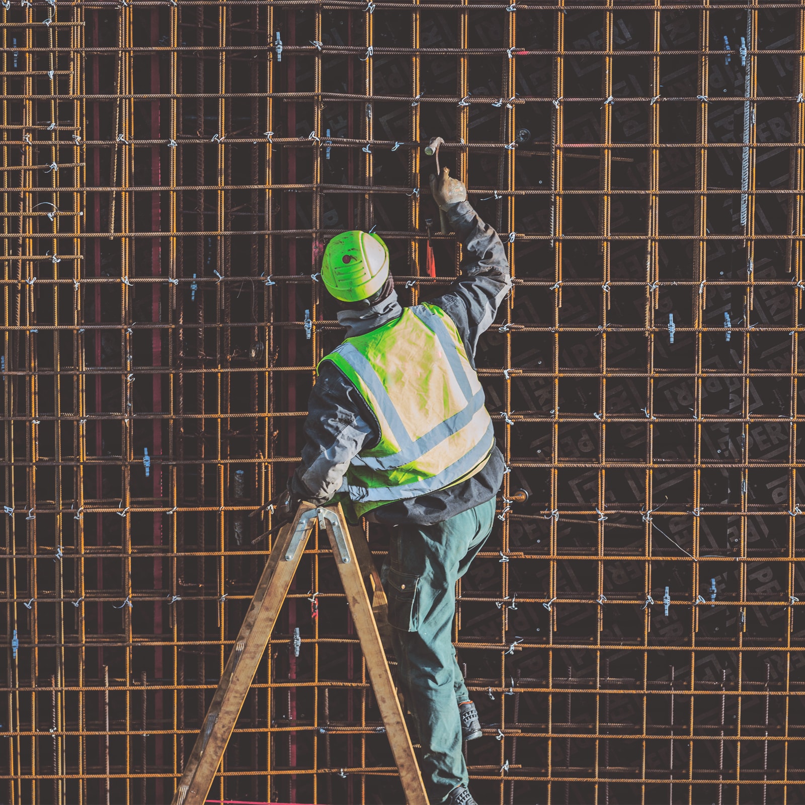 En industriarbejder reparer et net