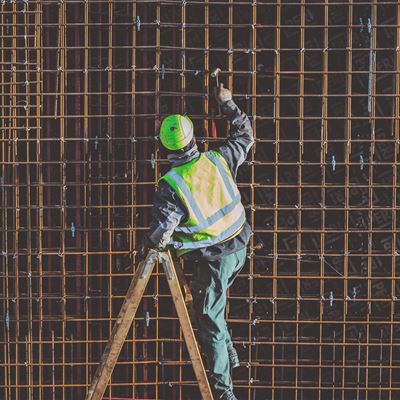 En industriarbejder reparer et net