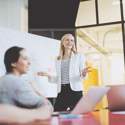 En kvinde giver en præsentation til et møde