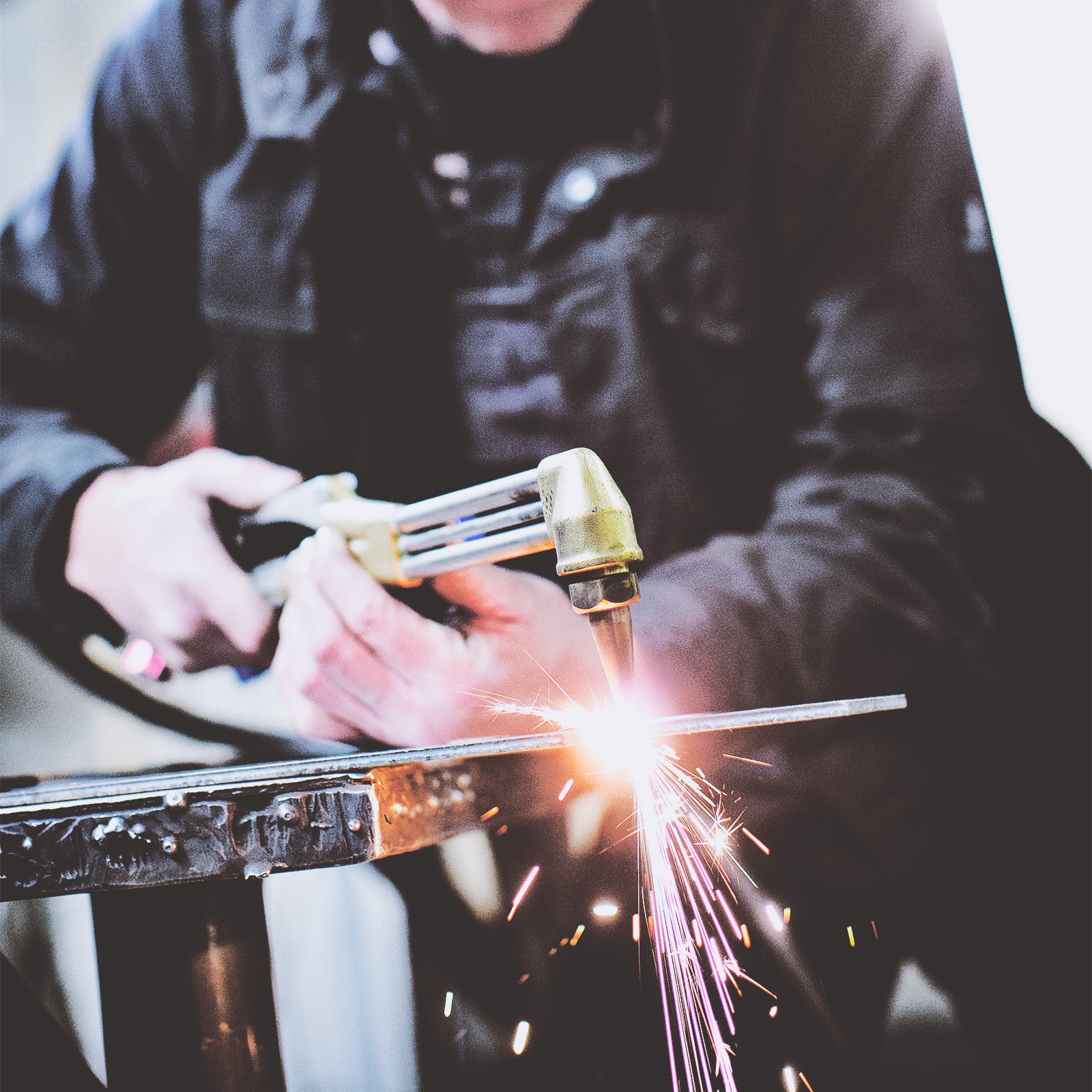En håndværker svejser metal