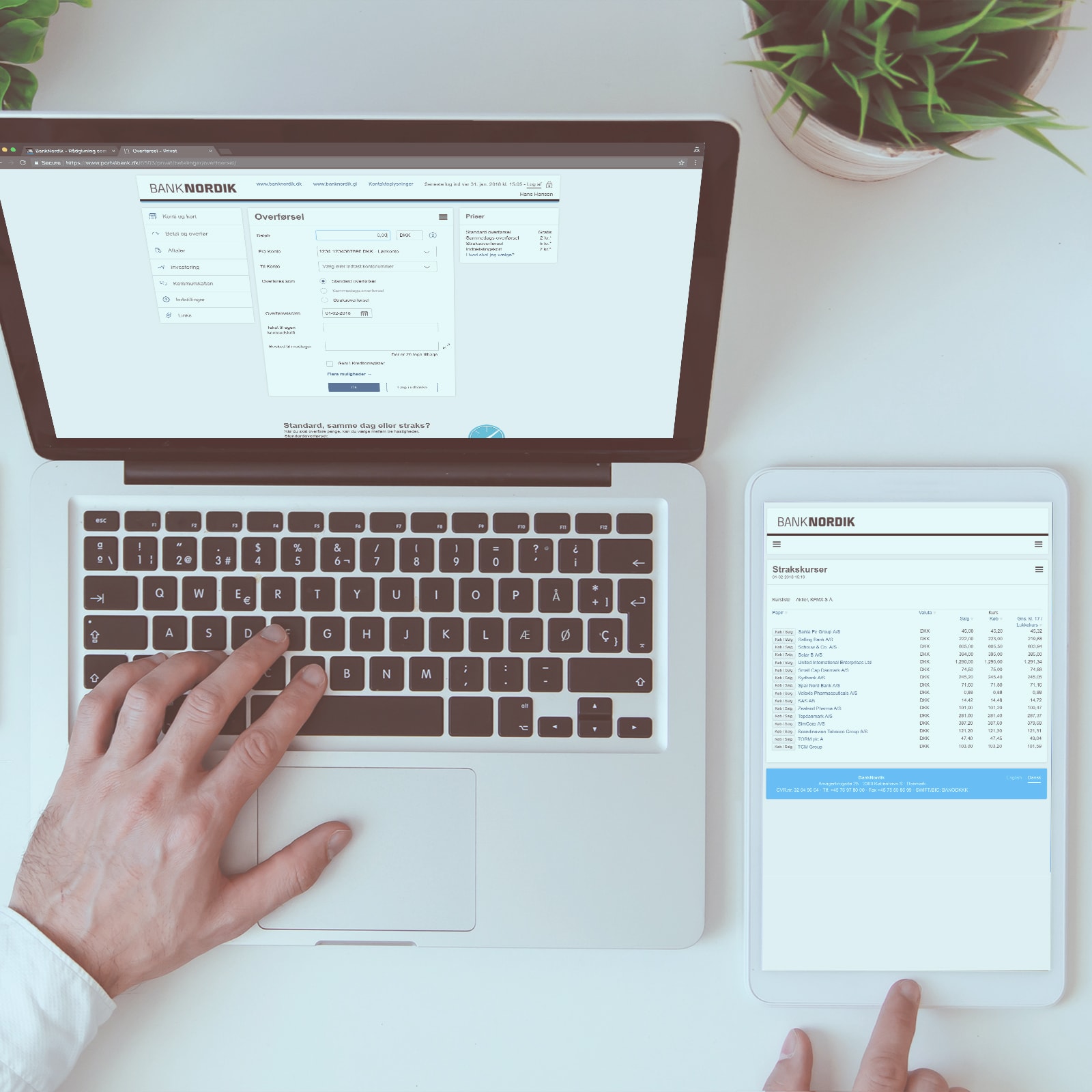 En mand har sin netbank fra BankNordik åben på computer, tablet og smartphone
