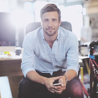 En ung mand sidder på et moderne kontor