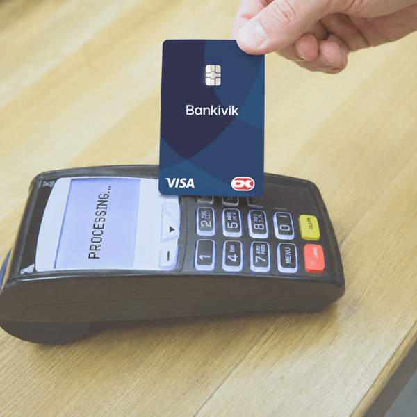 En mand betaler kontaktløst med sit BankNordik dankort