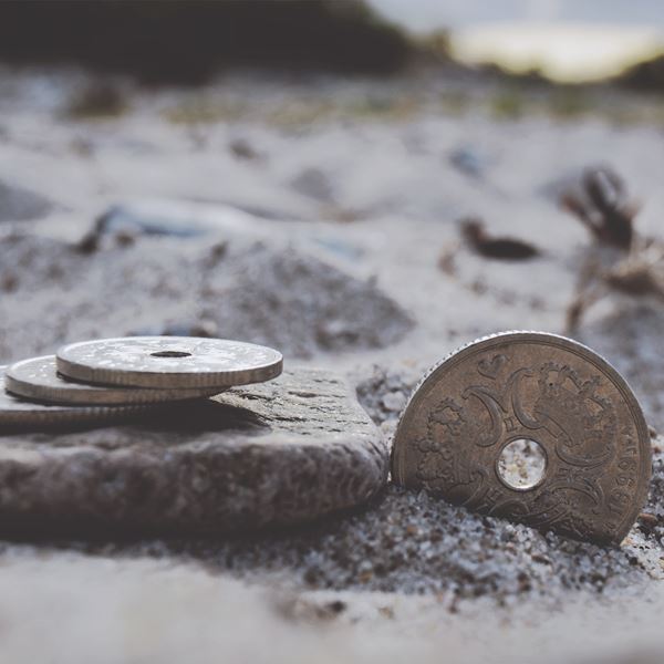 Danske mønster ligger i sandet på en strand