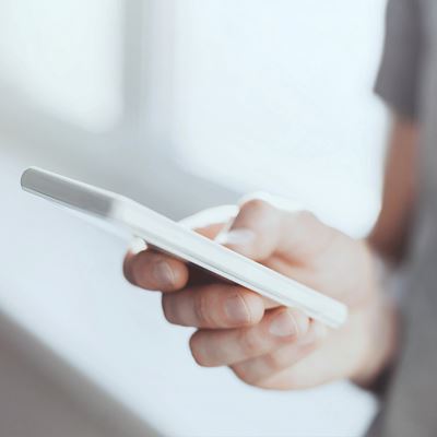 En mand bruger touch funktionen på sin smartphone