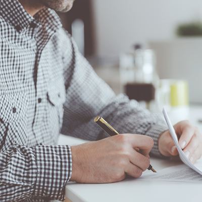 En mand skriverunder på sit lån