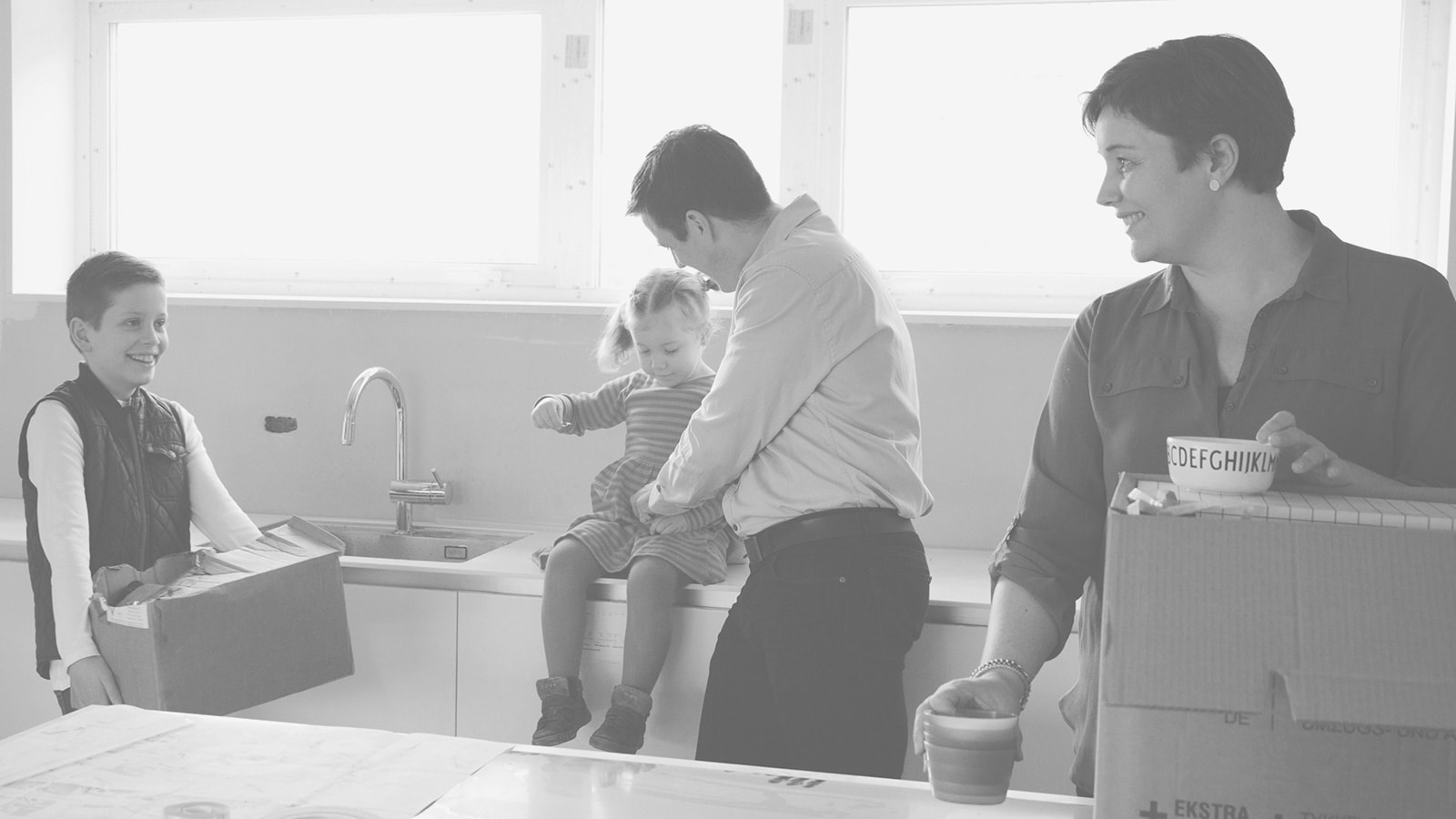 Familie i sit nye køkken
