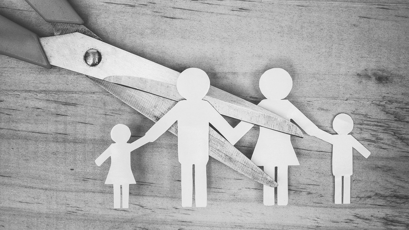 Et papirudklip af en familie bliver klippet over