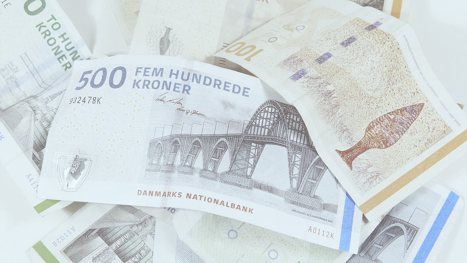 En bunke danske pengesedler