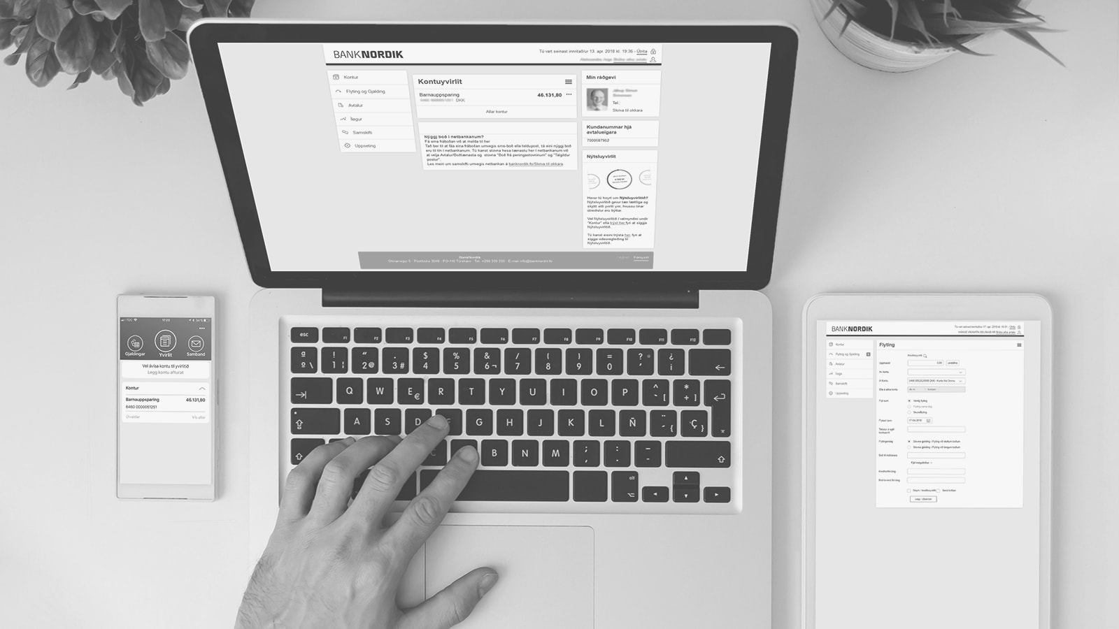 En mand har sin netbank fra BankNordik åben på computer, tablet og smartphone