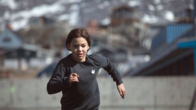 En sej pige spiller fodbold