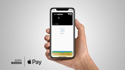 En hånd holder en iPhone med ApplePay med et kort fra BankNordik installeret