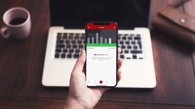 En kvinde bruger Betalingsservice app