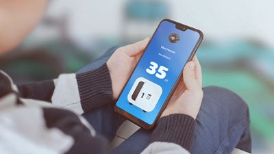 Et barn bruger app'en Pengeskabet til at tjekke lommepenge på sin mobil