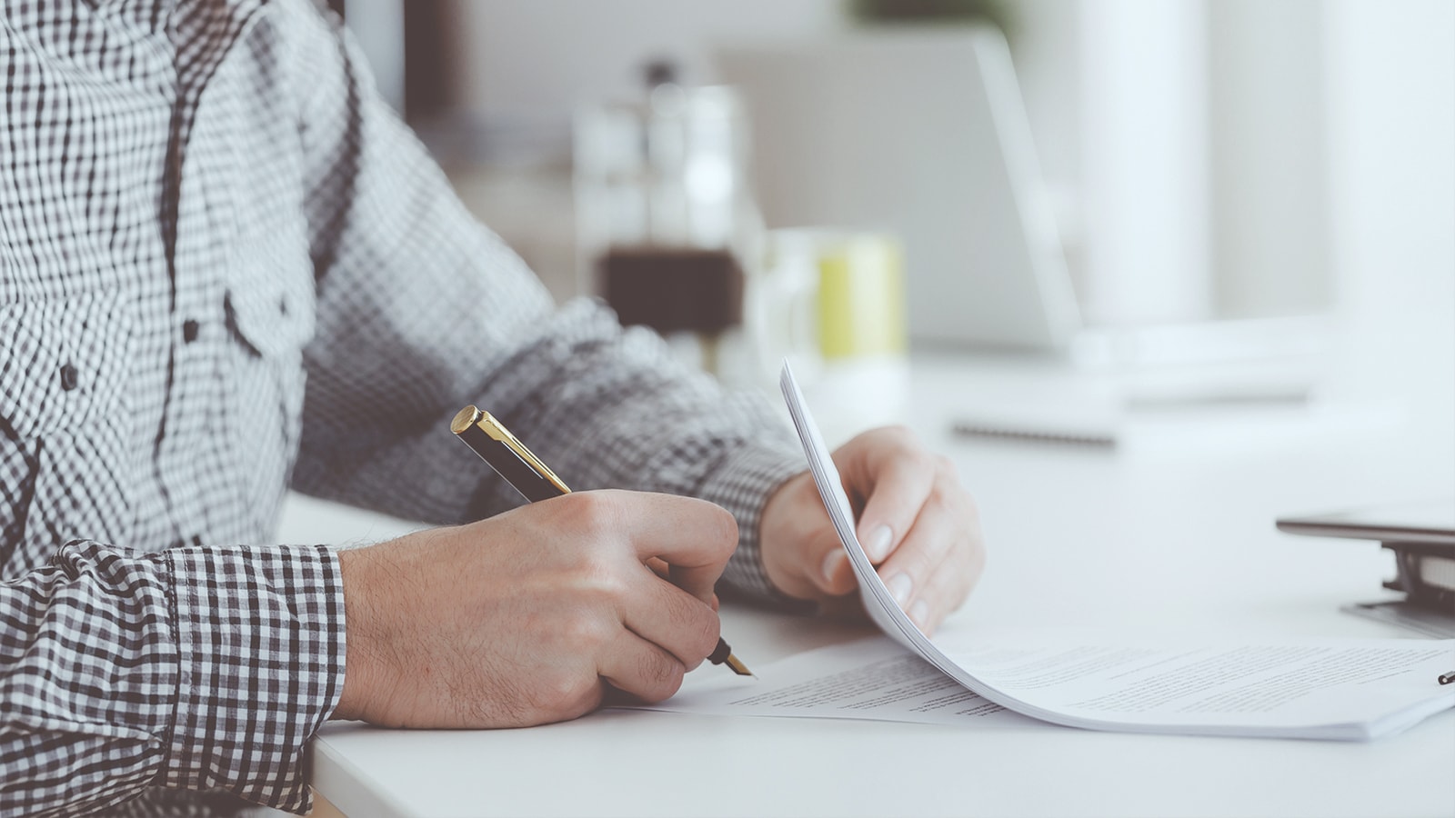 En mand skriverunder på sit lån