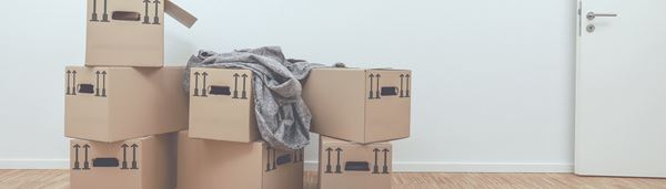 Syv flyttekasser er blevet rykket ind i en ny tom bolig