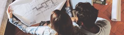 Et par ser på tegninger af deres ombygningsplaner