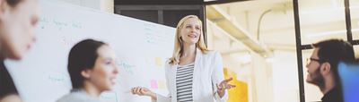 En kvinde giver en præsentation til et møde