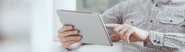 En mand bruger en tablet