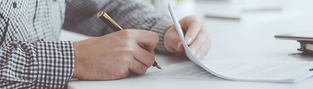 En mand skriverunder på sit lån