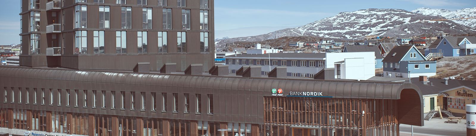 Filialen Nuuk med fjelde i baggrunden