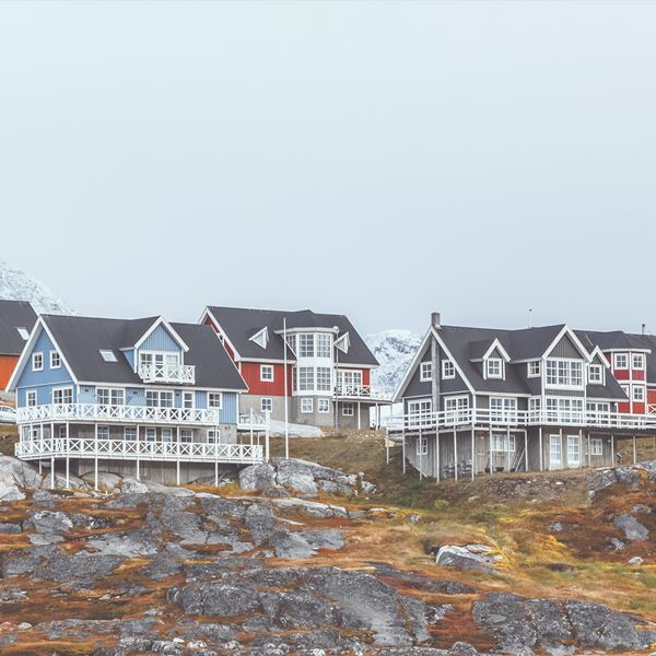 Villahuse ved en høj skrænt. 