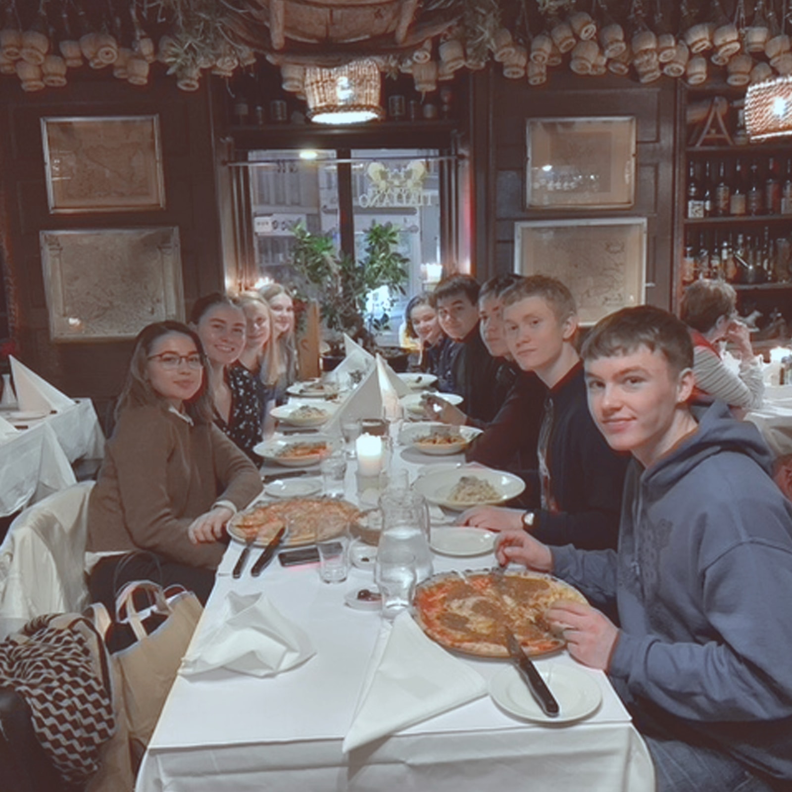 Unge mennesker spiser på restaurant