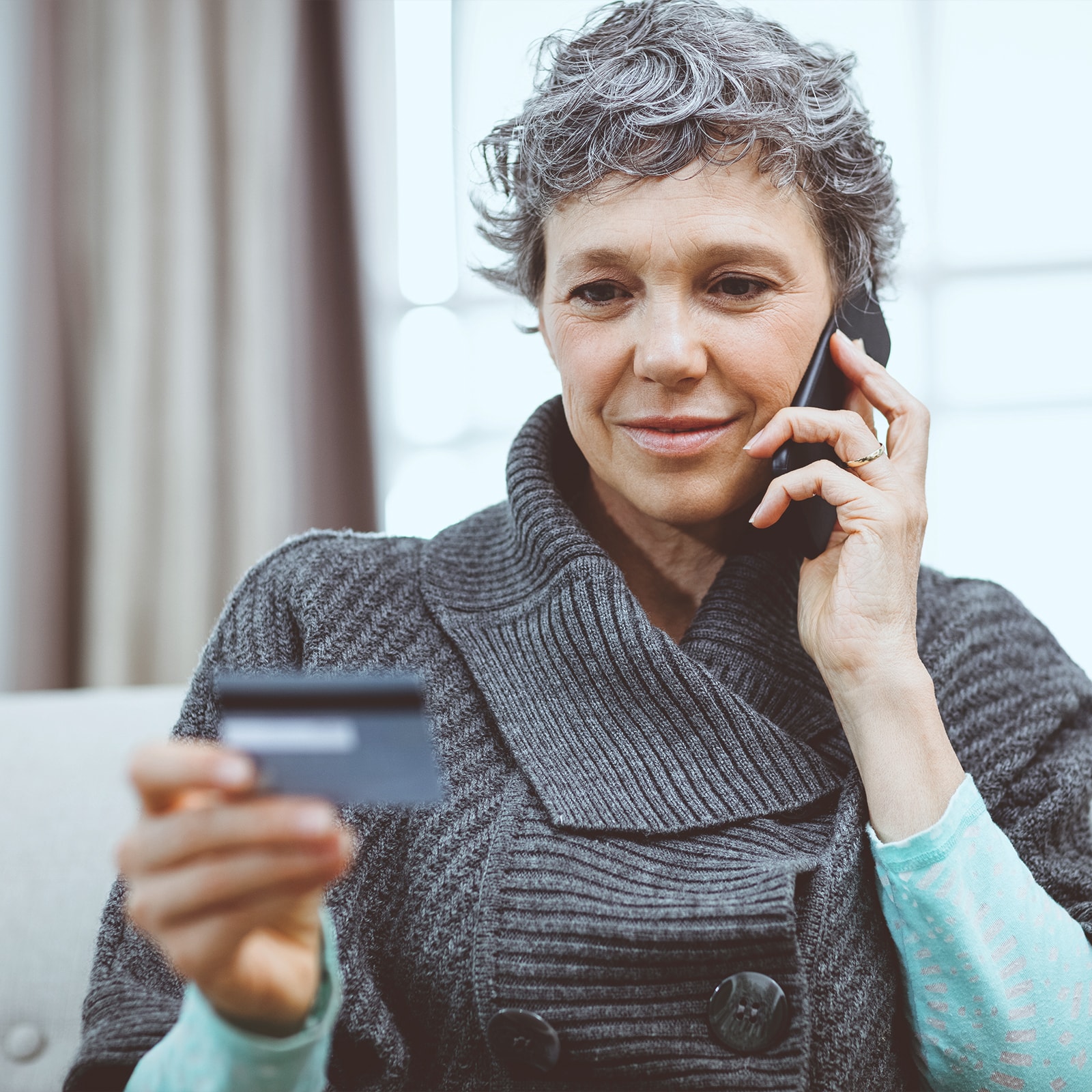 En kvinde ringer til kunderservice for at få hjælp til dit kort