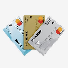 Tre forskellige mastercard kreditkort.