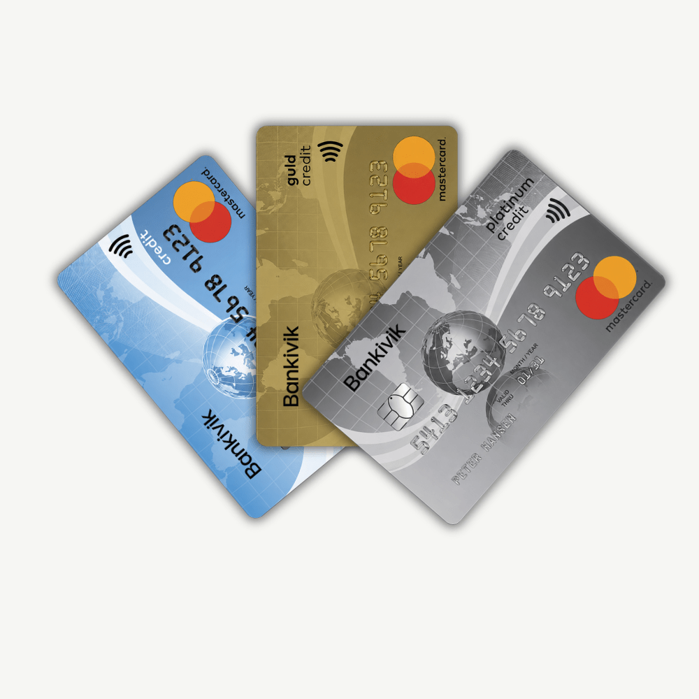 Tre forskellige mastercard kreditkort. 