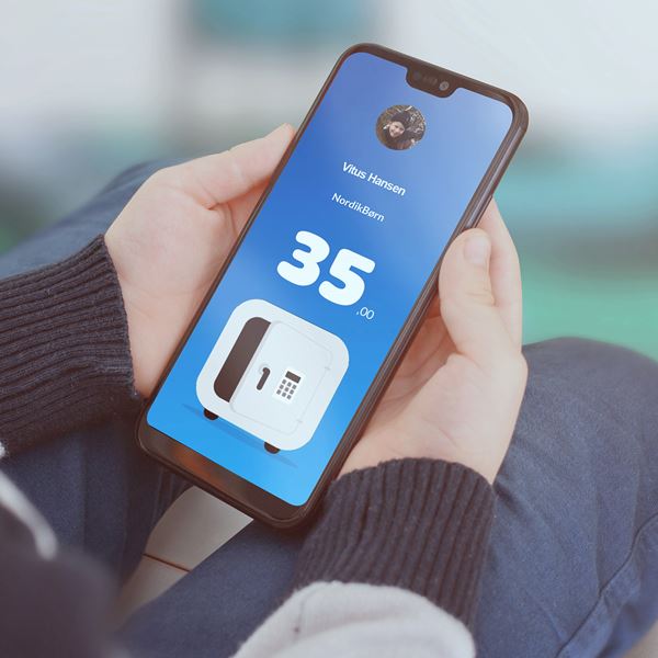 Et barn bruger app'en Pengeskabet til at tjekke lommepenge på sin mobil